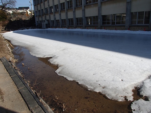 2022年3月。暖かな日が続きスケート場の氷がどんどん溶けております。明日の卒業式も穏やかな天気になりそうです。